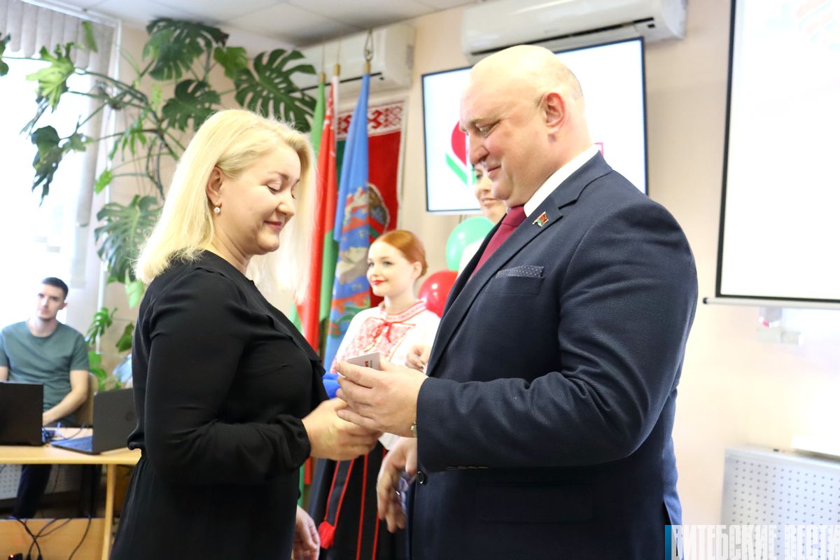 Более 50 работникам Витебского областного роддома накануне Дня Конституции были вручены билеты Белорусской партии «Белая Русь»
