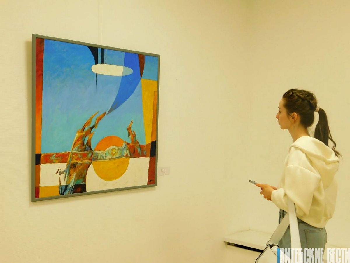 В Витебском центре современного искусства проходит выставка «80 лет – под мирным небом» 