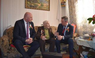 Глеб Лапицкий и Иван Фёдоров поздравили ветерана Великой Отечественной войны Кузьму Мизурова из Лиозно