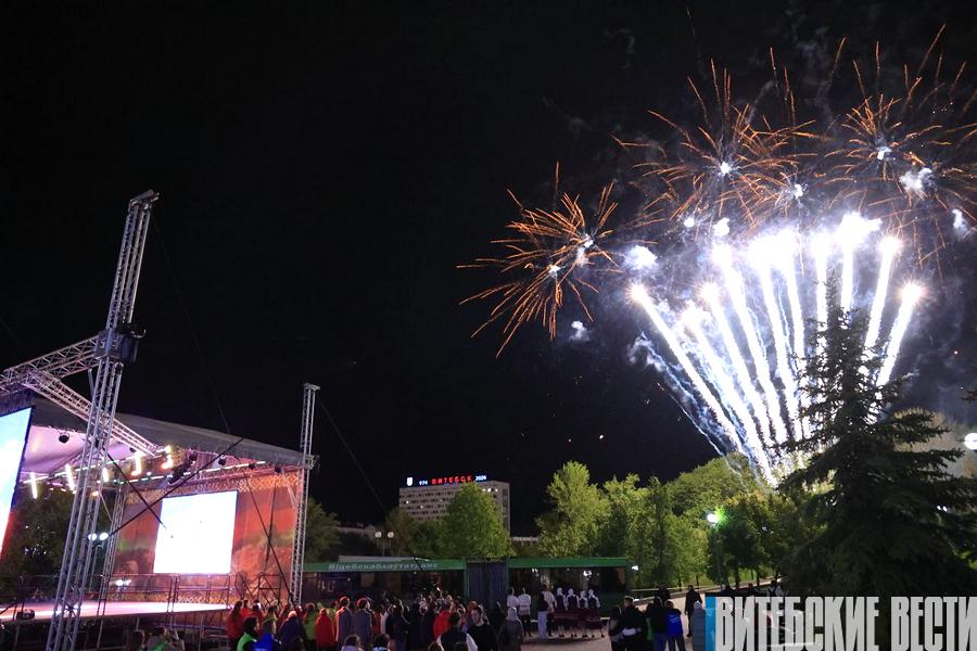 Яркой точкой в праздновании Дня Победы в Витебске стал праздничный фейерверк