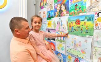 Более 300 работ прислали юные художники Витебской области на областной конкурс детских рисунков «Моя семья»