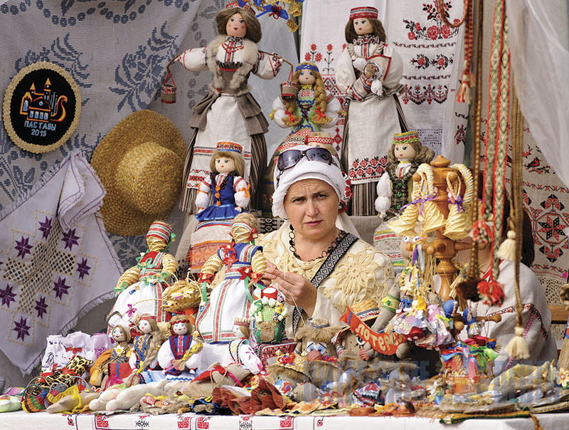 витебск ярмарка продавец вышиванка куклы народное творчество