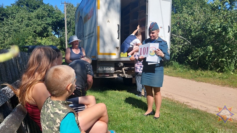 Автолавка с полезными знаниями. Как в Толочинском районе спасатели провели оригинальную профилактическую акцию для сельчан
