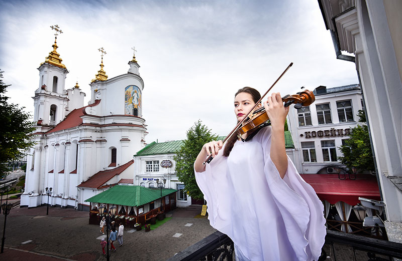 В Витебске скрипачка играет на балконе городской ратуши каждую субботу (+ФОТО, ВИДЕО) 