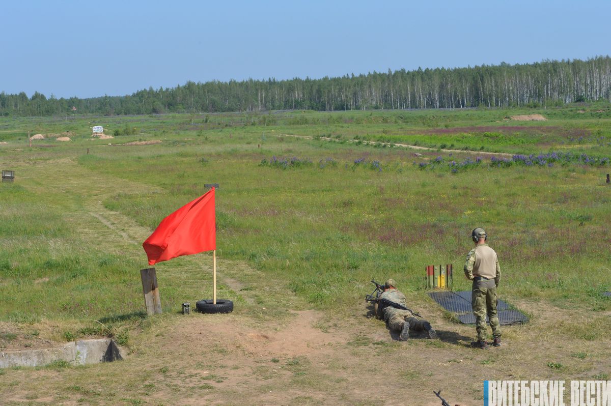 В окрестностях Витебска проходят испытания военнослужащих на право ношения нагрудного знака «Доблесть и мастерство»