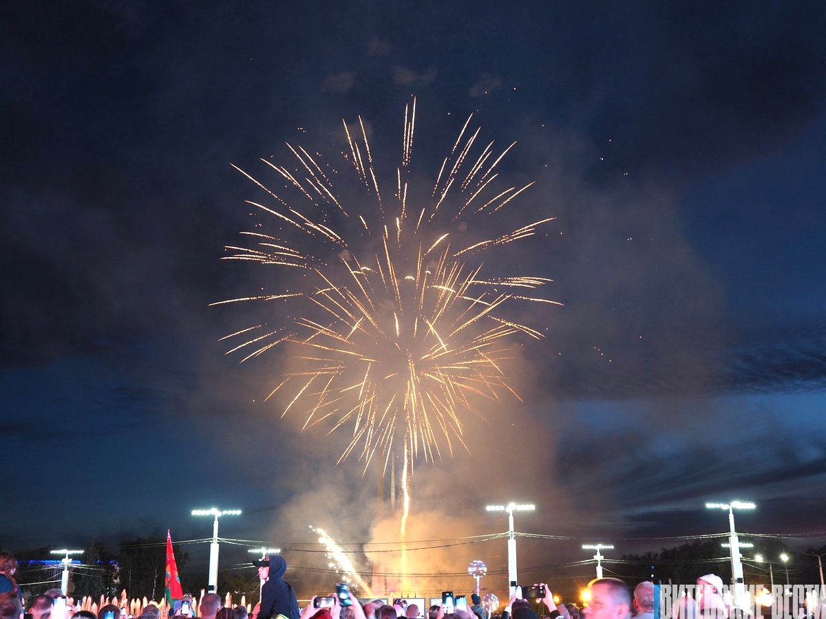 Большим концертом и ярким салютом Витебск завершил празднование Дня Независимости Республики Беларусь. Фоторепортаж