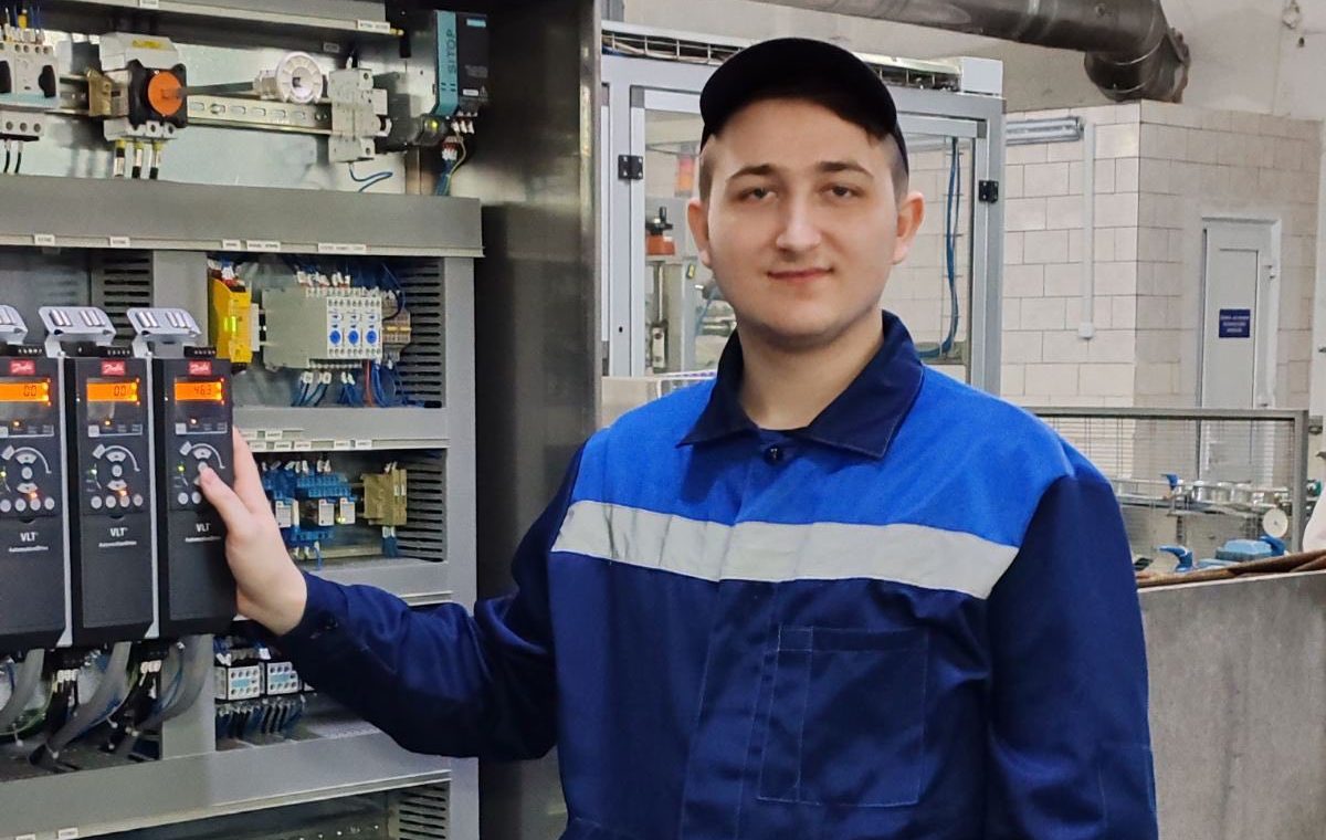 От студента БНТУ до ключевого инженера: как Никита Бекиш за год стал ценным кадром на Глубокском молочном комбинате