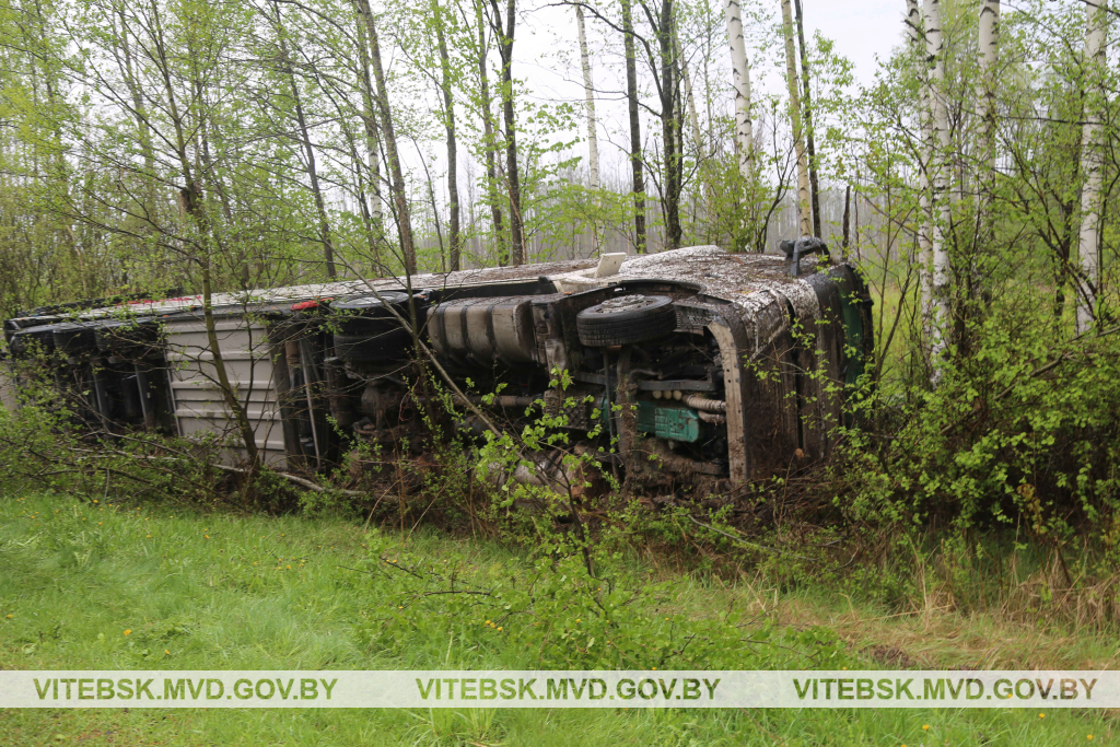 В Полоцком районе опрокинулась фура с 28 тоннами шоколада