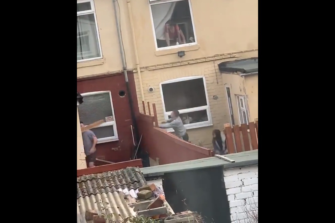 В сети появилось вирусное видео ссоры соседей в английской провинции