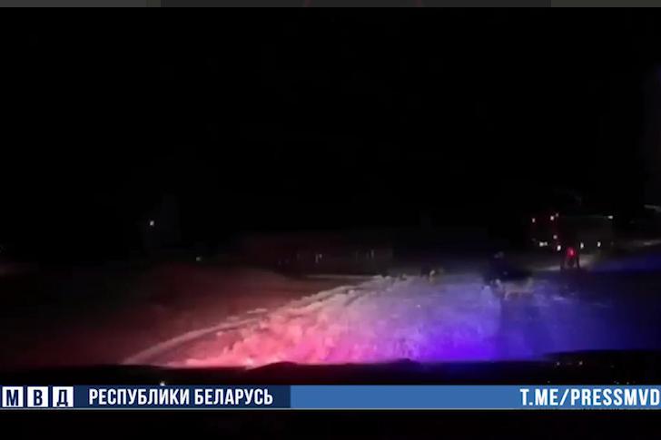 В Верхнедвинском районе нетрезвая компания каталась на мотоцикле с тюбингом и санями