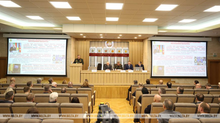 Хренин о военной политике Беларуси: целесообразно не бряцать оружием, а сесть за стол переговоров