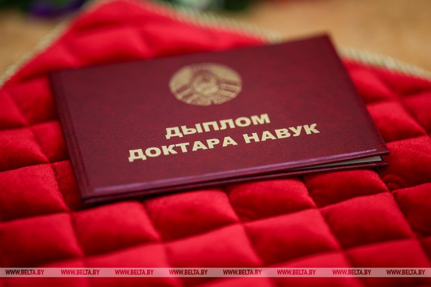 "Будущее - время науки". Лукашенко вручил дипломы доктора наук и аттестаты профессора