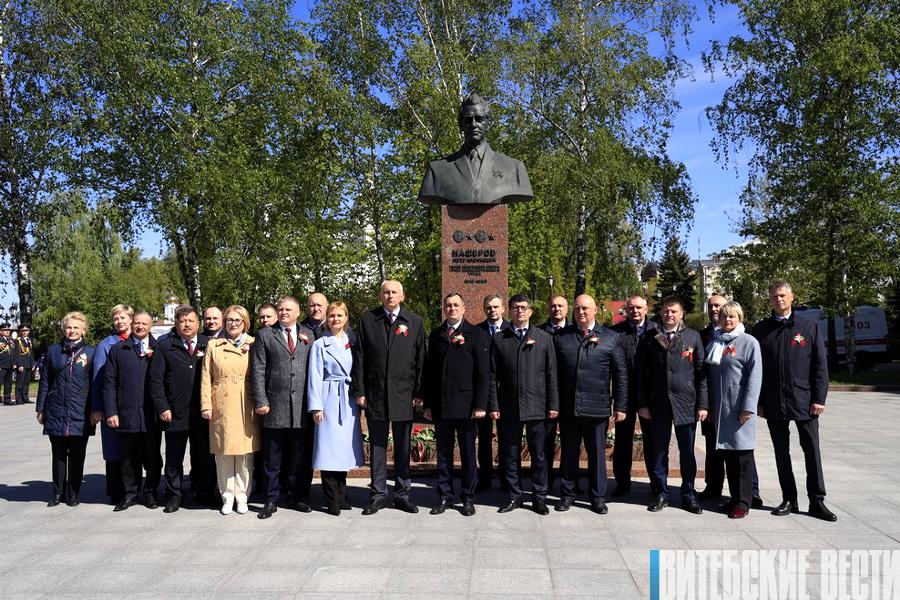 Фотофакт: В Витебске 9 Мая возложили цветы к бюсту Героя Советского Союза, Героя Социалистического труда П. М. Машерова