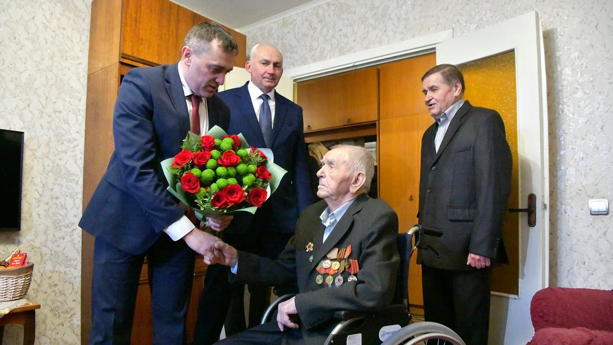 Глава Витебской области Александр Субботин поздравил со столетием ветерана труда, участника Великой Отечественной войны Василия Мельянцова