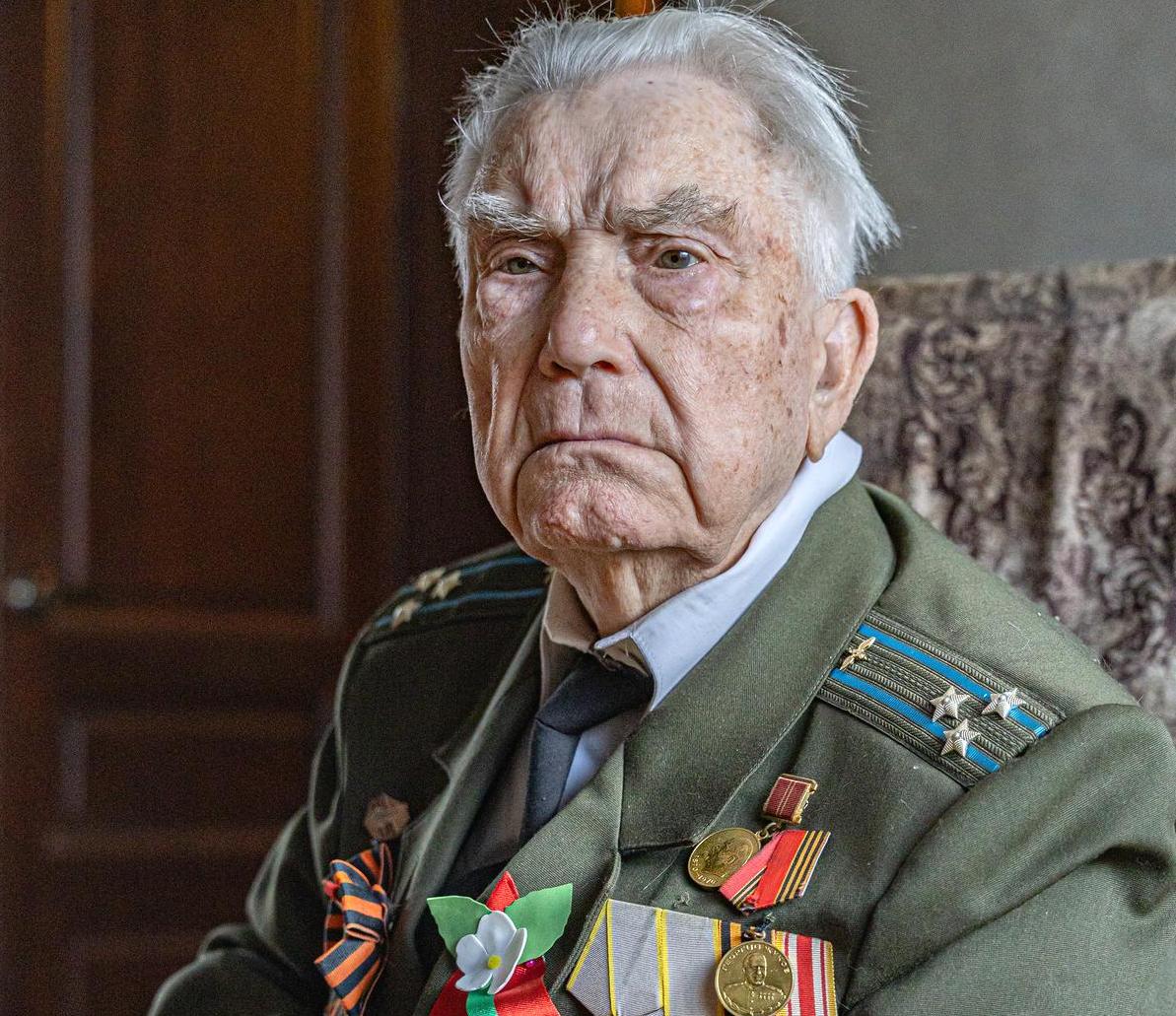 Диктант на верность Родине, или Восемь вопросов ветерану войны Александру Растопчину