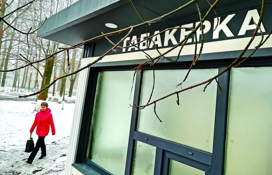 Как черт из «Табакерки». В Витебске на остановках массово устанавливают сигаретные ларьки