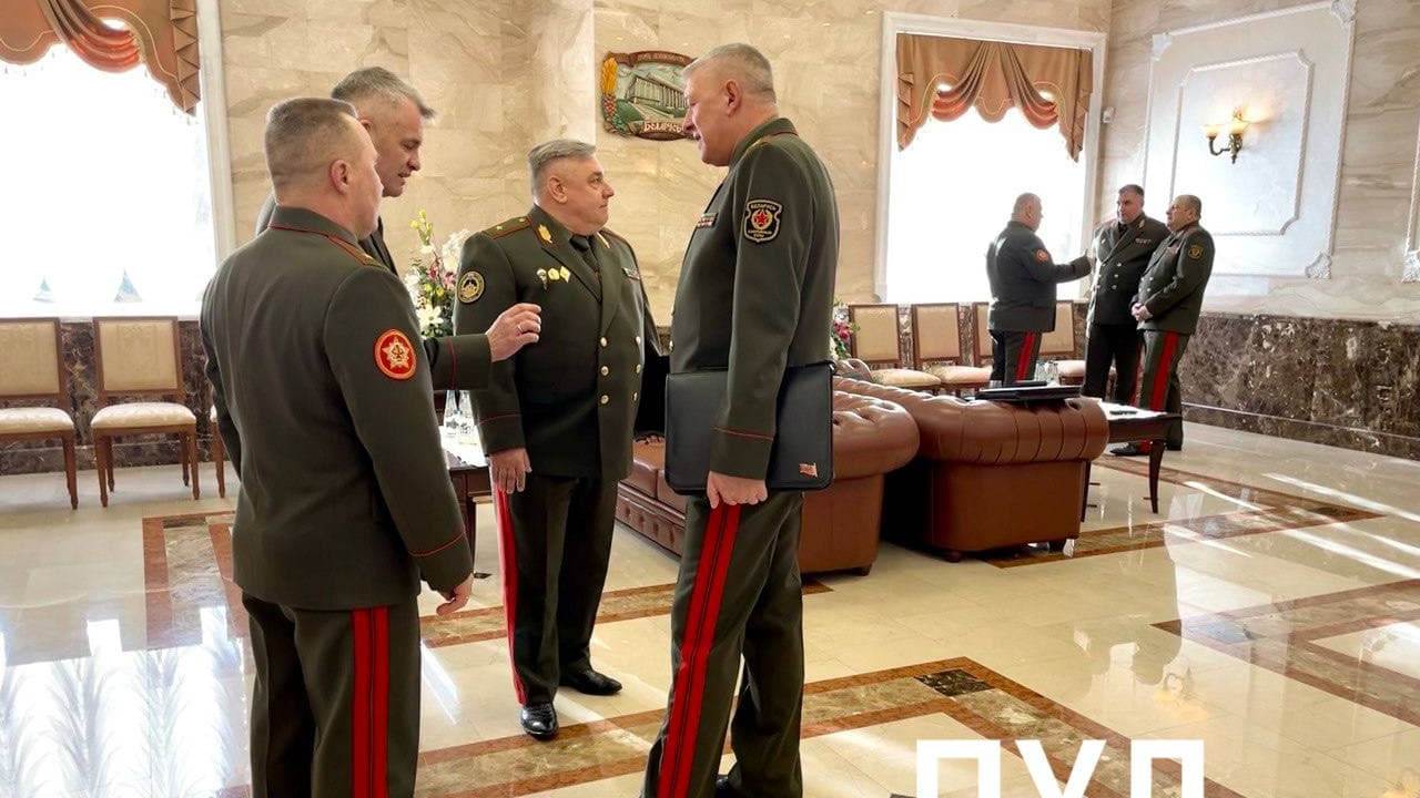 Александр Лукашенко проводит совещание с руководством Минобороны
