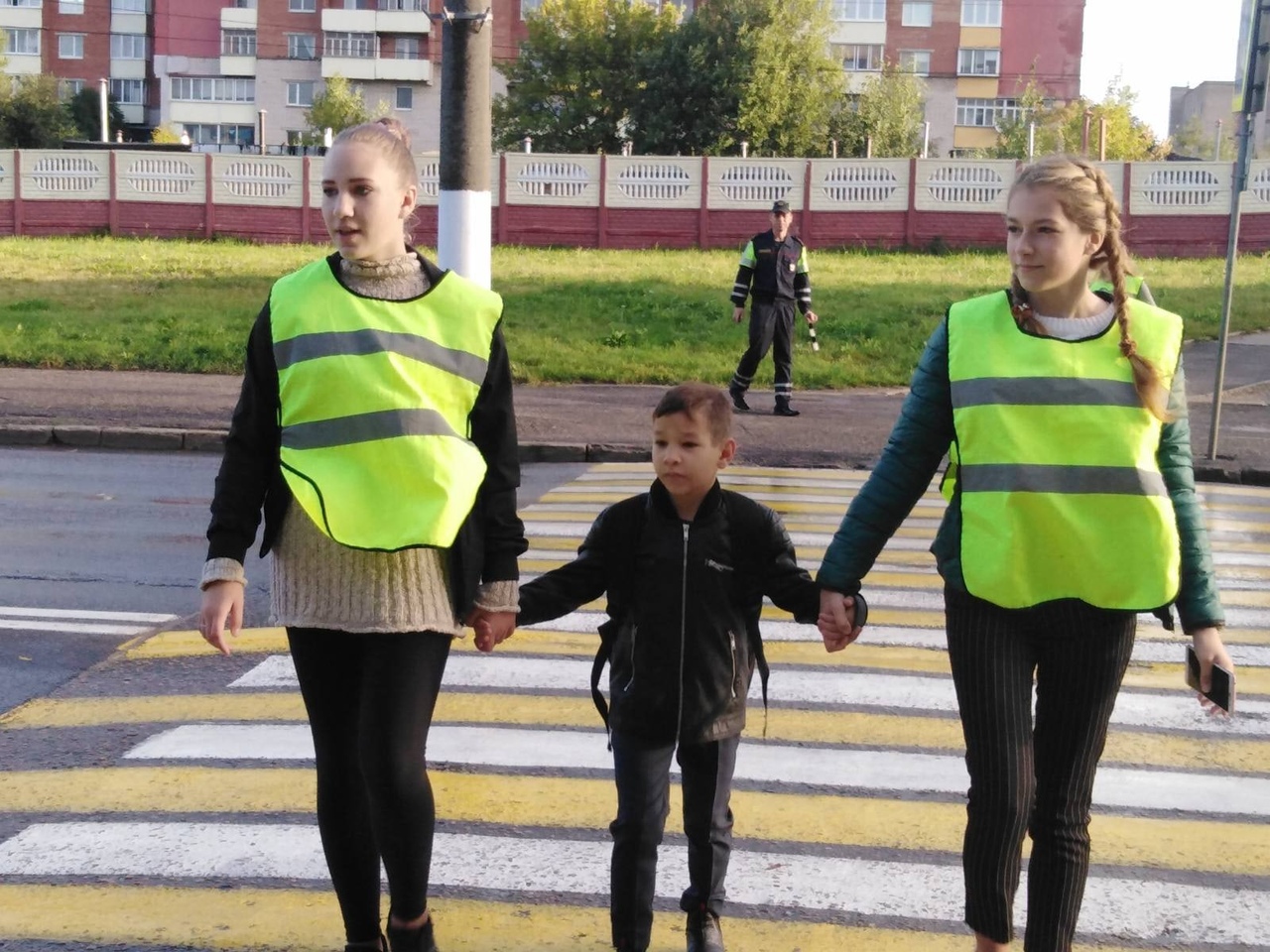 В Витебске юные инспектора движения помогали младшеклассникам переходить дорогу перед школой