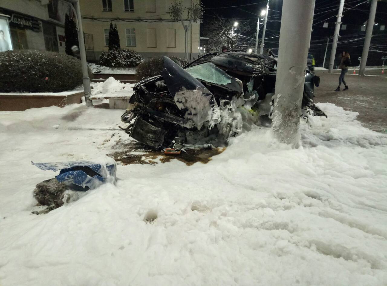 В центре Витебска водитель врезался в фонарный столб и погиб