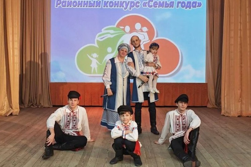 Если ко всему относиться с любовью, всё можно успевать: Как живет творческая многодетная семья из Ушач