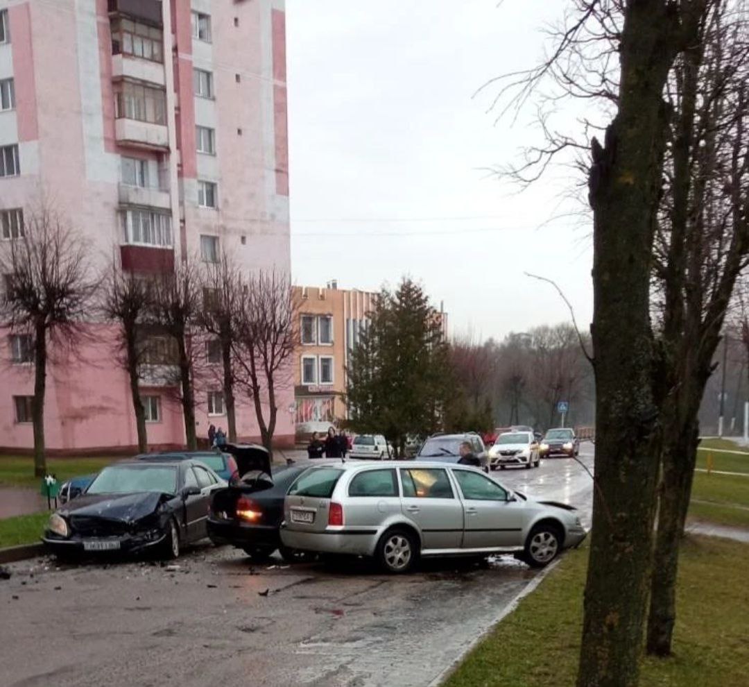 Три автомобиля столкнулись в одном из дворов в Орше