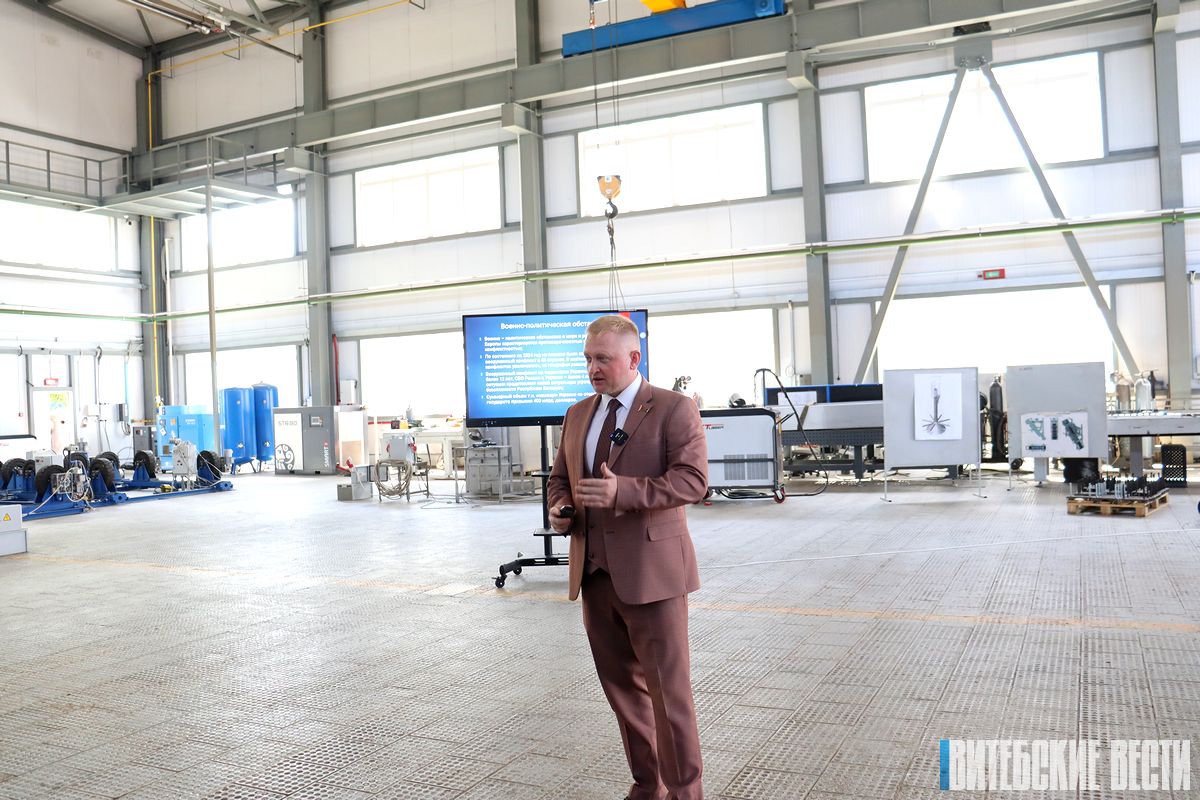 «Пульс страны»: политический обозреватель Александр Шпаковский встретился с трудовым коллективом предприятия "Полимерконструкция" в Витебске