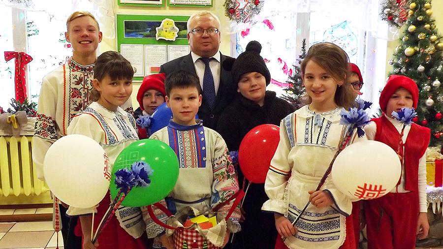 Глава облсовета Владимир Терентьев поздравил детей Сенненской школы-интерната с наступающим Новым годом 