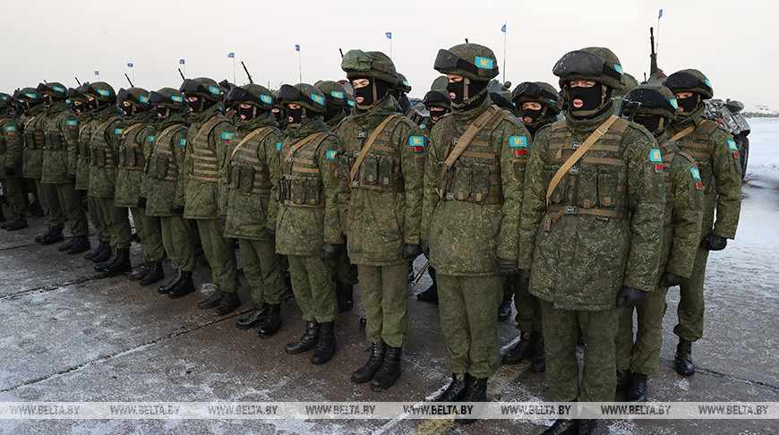 Лукашенко прибыл на военный аэродром Мачулищи на встречу с белорусскими миротворцами