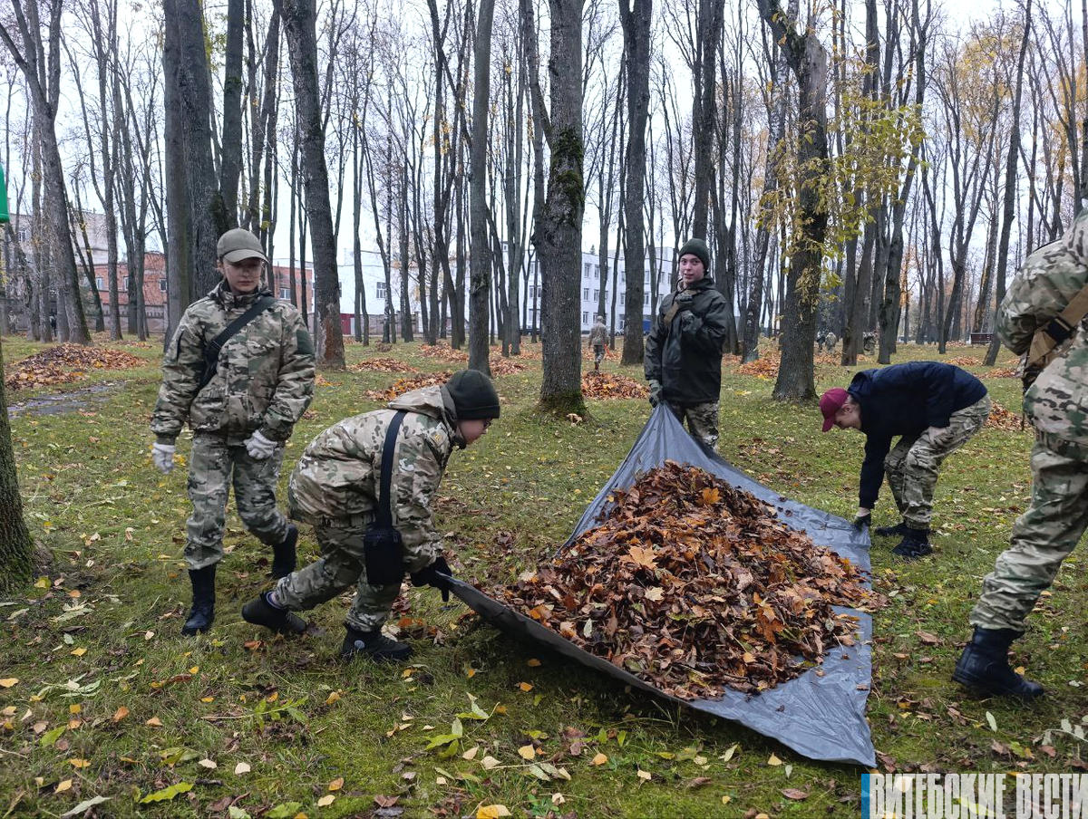 Парк 30-летия ВЛКСМ преображается: Первомайский район Витебска присоединился к республиканскому субботнику