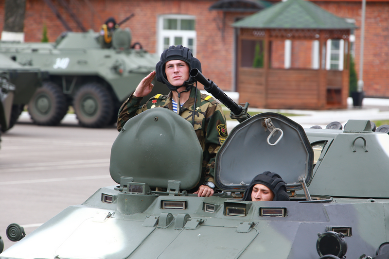 Витебские десантники получили новые боевые машины и современные образцы оружия