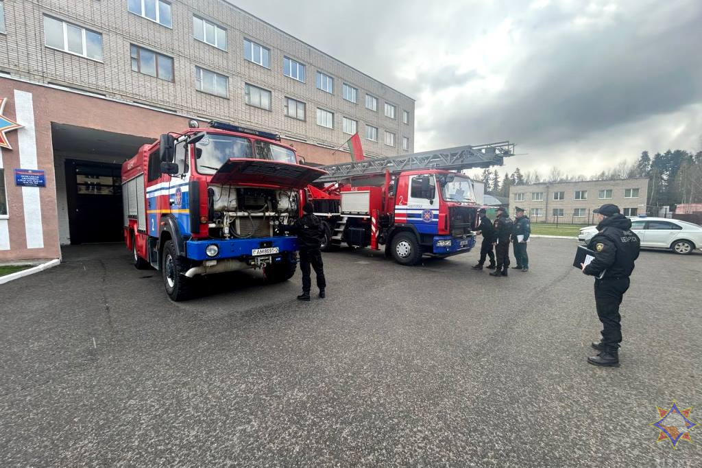 В гарнизонах Витебской области проверили готовность пожарных машин к лету