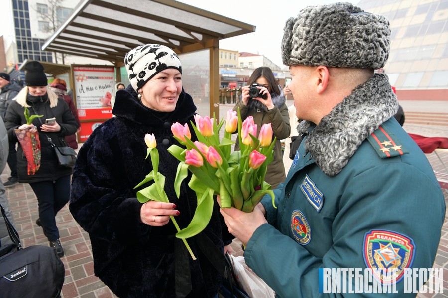 Цветы и торжественный марш: спасатели и десантники поздравили жительниц Витебска с 8 Марта