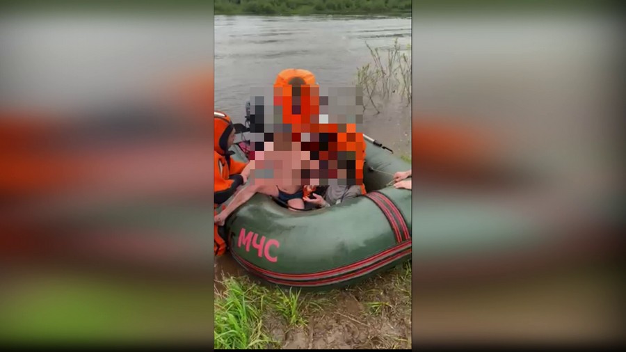 В Верхнедвинске на реке опрокинулась лодка с тремя людьми