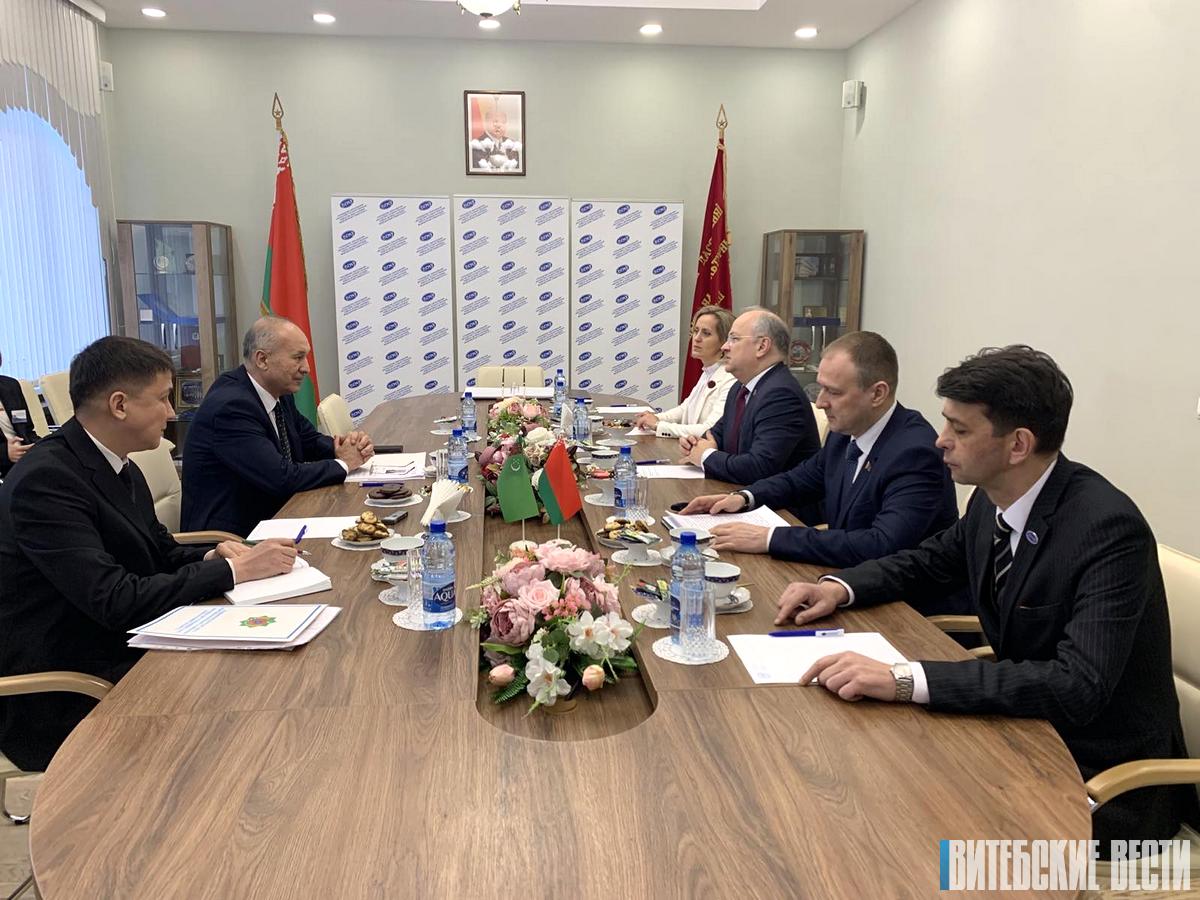 Посол Туркменистана посетил ВГМУ и встретился с туркменскими студентами