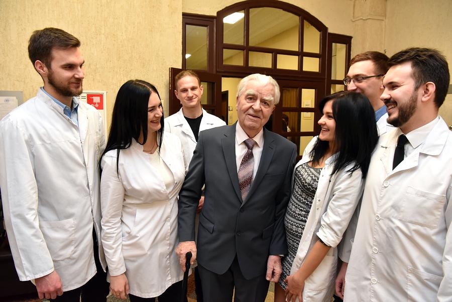 Юбилей заслуженного медика Михаила Сачека в Витебске: приезд Косинца, часы с гравировкой и поздравления со всех континентов
