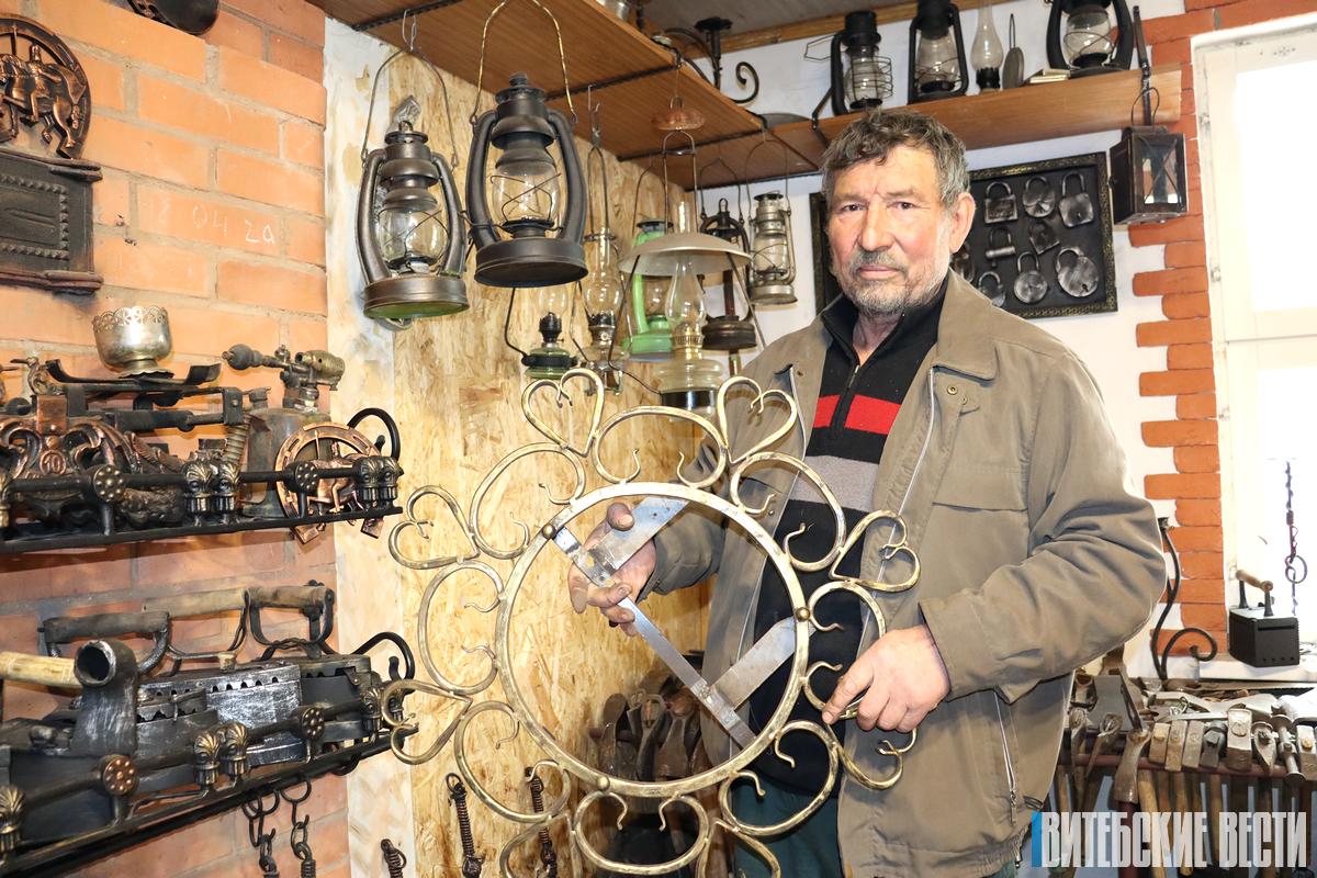 Преуспел в роли учителя, заразил детей и зятьев своим делом: история мастера металлической ковки из Докшиц