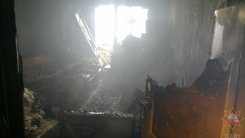 В Витебске при пожаре в многоэтажном доме сотрудники МЧС спасли мужчину