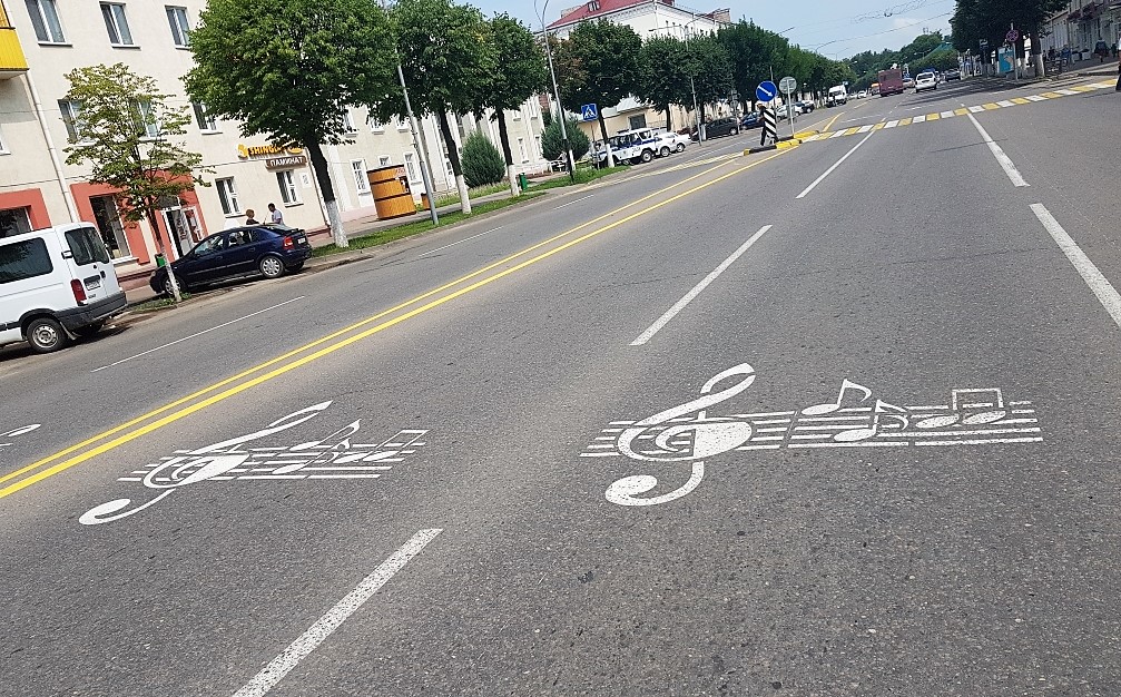 Дорожная разметка в виде нот и клюшек появилась в Орше 