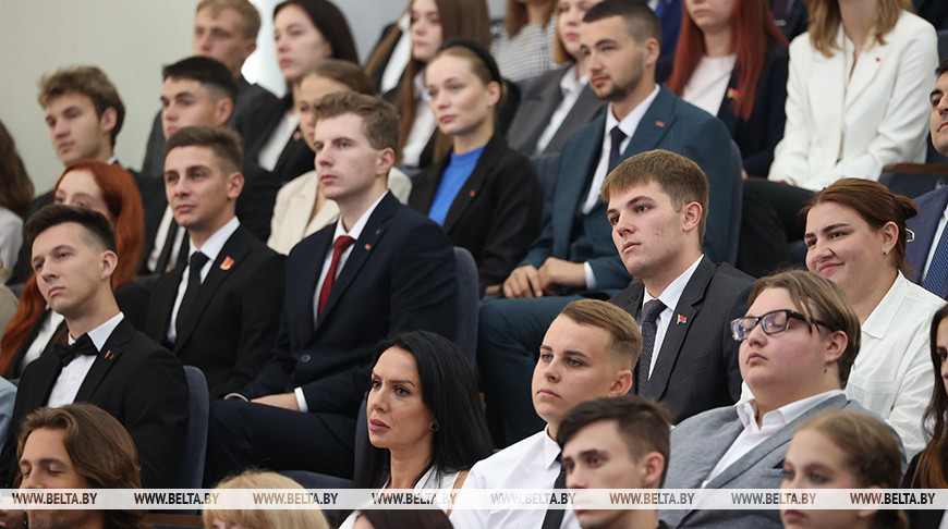 Лукашенко назвал четыре главные опоры для молодых людей