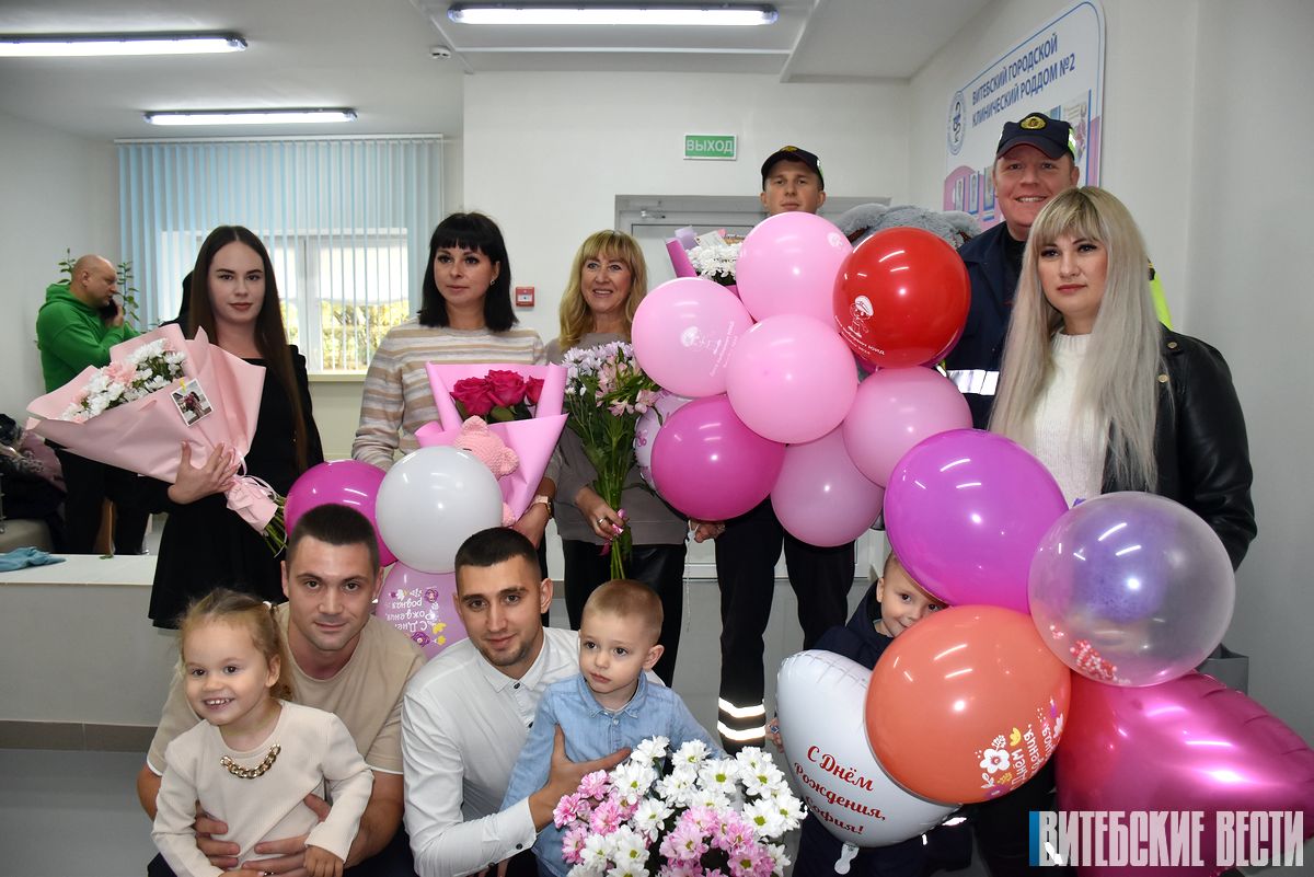 В Витебске сотрудники ГАИ помогли добраться женщине до роддома, а затем поздравили ее с рождением дочери