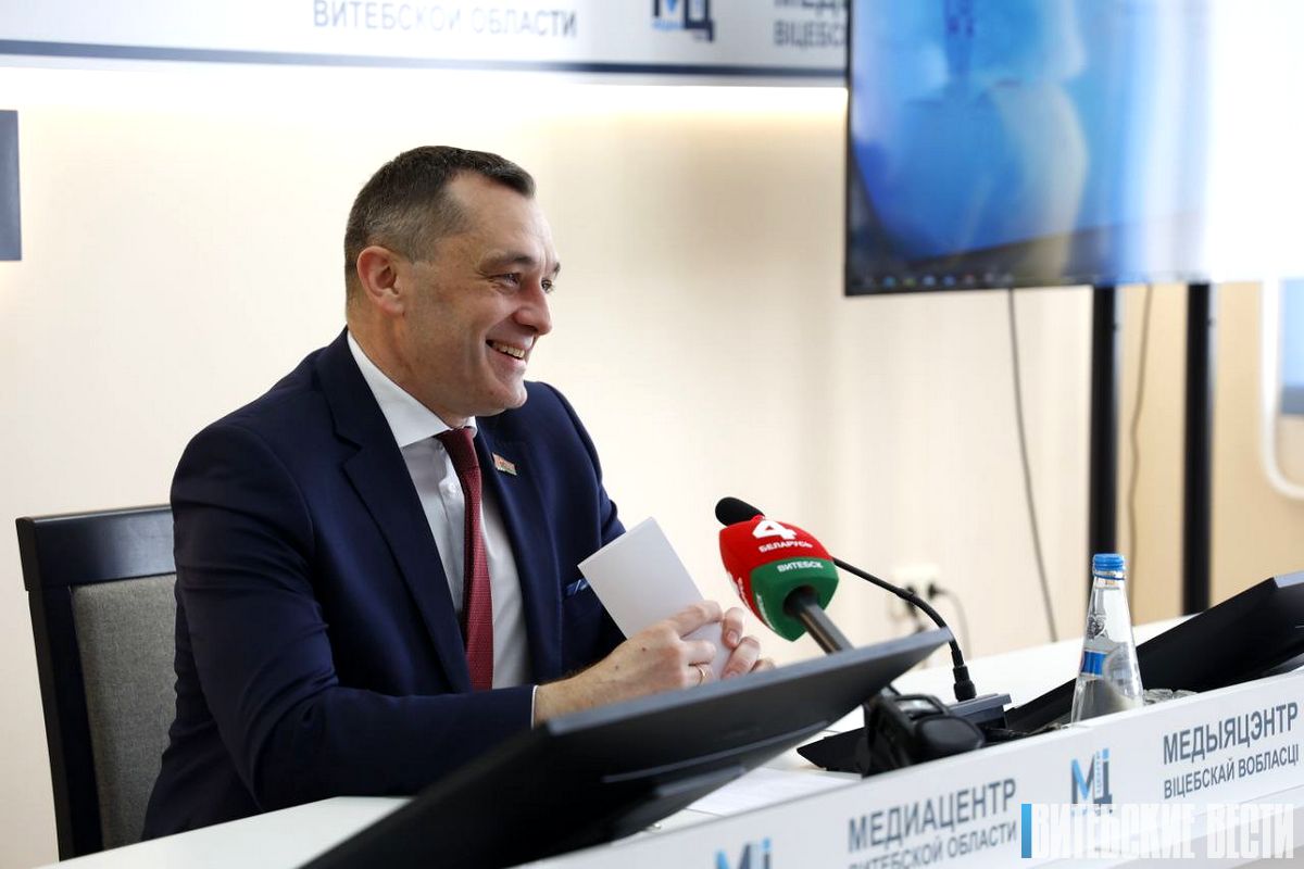 ФОТОФАКТ. Александр Субботин проводит встречу с представителями СМИ, предприятий полиграфии, связи и коммуникаций Витебской области