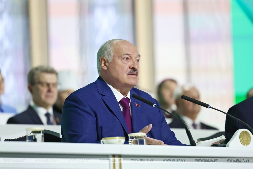 Лукашенко предложил шире задействовать Конституционный Суд в законодательной работе