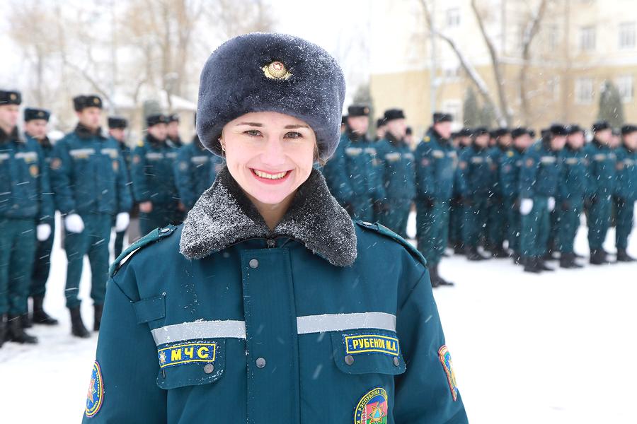 Почти полсотни новобранцев МЧС приняли присягу на площади Победы в Витебске