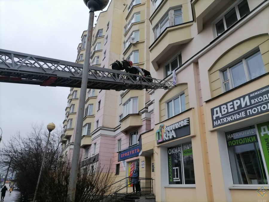 В Витебске пенсионерка повисла на карнизе третьего этажа