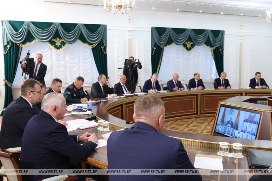 Лукашенко - руководителям хозяйств: управлять уборочной нужно в поле, а не из окна кабинета