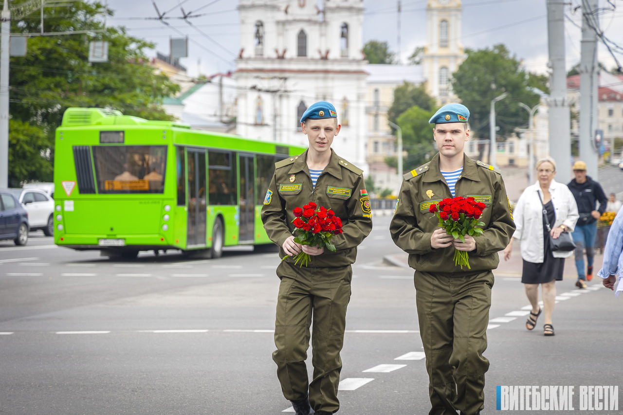 Цветы без повода: В Витебске десантники провели добрую акцию 