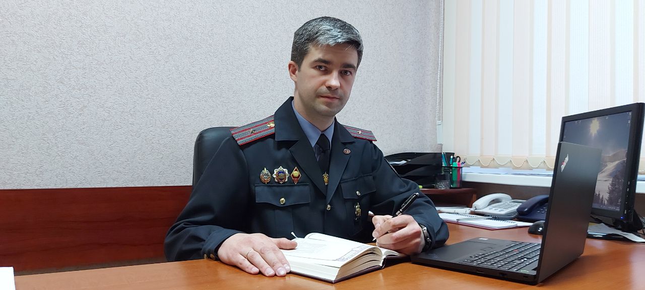 Заполучать чужие деньги интернет-мошенникам помогает доверчивость граждан, считает новополоцкий оперативник Денис Свяцкий
