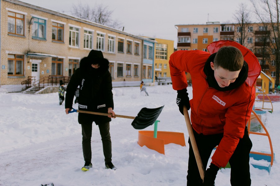 В Дубровенском районе активисты БРСМ запустили челлендж «Уберем снег вместе»
