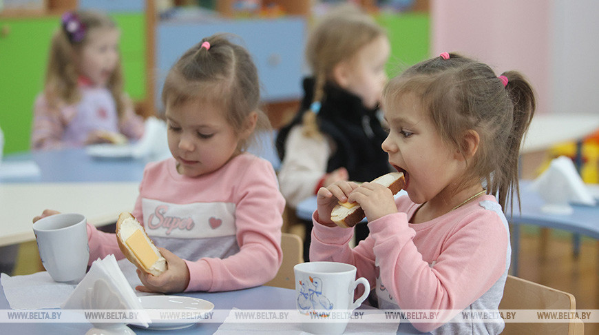 Сколько стоит питание в садах и школах? Минобразования рассказало о нормах