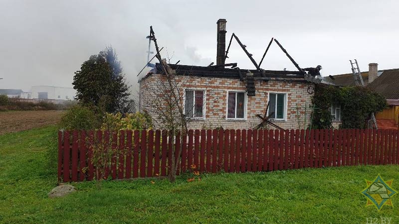 В Толочинском районе горел дом, огонь перекинулся на хозпристройку и сарай